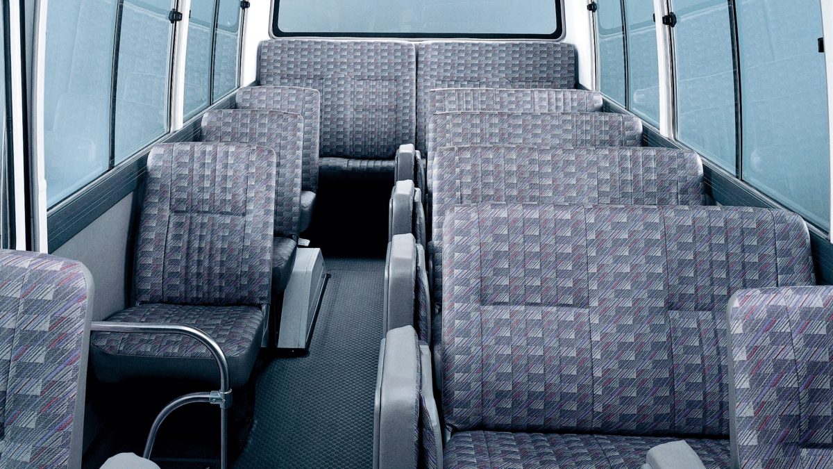 المظهر الداخلي والمقاعد داخل سيارة نيسان سيڤيليان